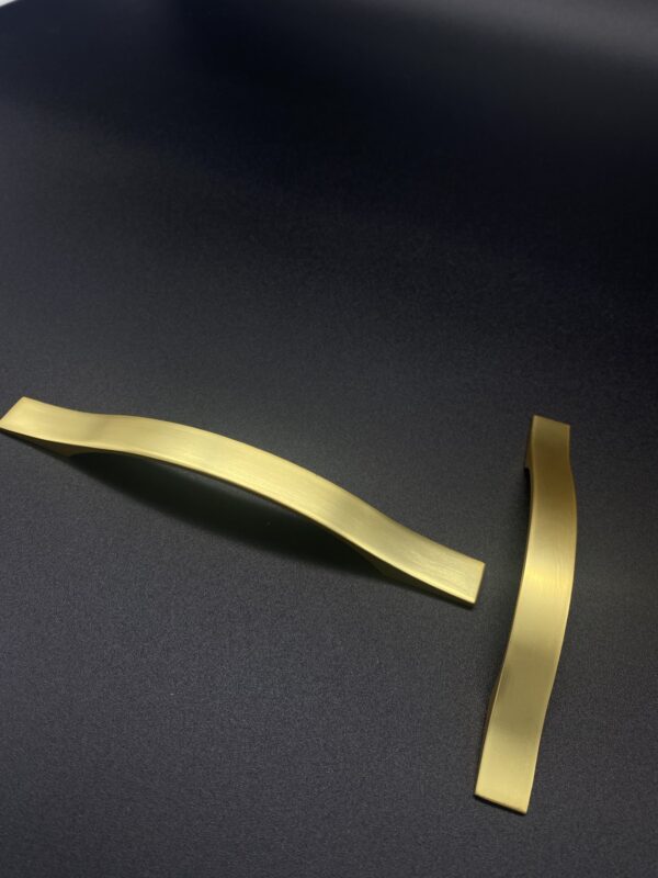 791-1579 Jaladera Aluminio Latón Satinado 96mm