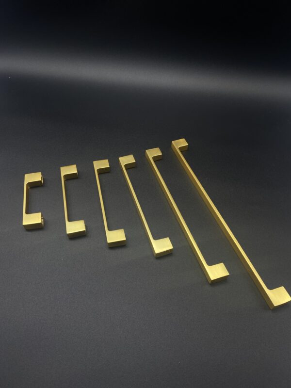 791-1585 Jaladera Aluminio Latón Satinado 192mm